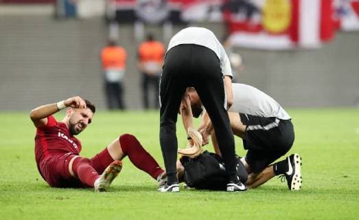 RB Leipzig - Salzburg Fussball Euro League Leipzig, 20.09.2018, Red Bull Arena, Fussball, UEFA Europa League , RB Leipzig (GER) vs. FC Salzburg (AUT) 2:3 (0:2) , Im Bild: Behandlungspause, Munas Dabbur (9, Salzburg) verletzt am Boden. , UEFA Êregulations prohibit any use of photographs as image sequences and or quasi-video. ,