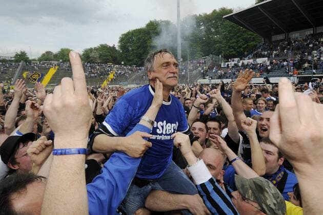 Der 1. FC Saarbrücken schafft am Sonntag (26.04.2009) mit einem 3:0 Sieg über die SG Bad Breisig im Saarbrücker Ludwigsparkstadion vorzeitig den Aufstieg in die vierte Liga. Die Fans danken Trainer Dieter Ferner den Erfolg gebührend.