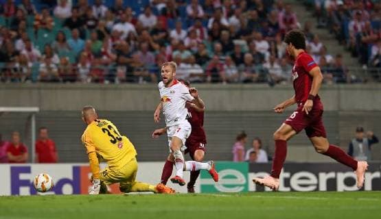 20.09.2018, Fussball UEFA Europa League 2018 2019, Gruppenphase, 1.Spieltag, RB Leipzig - FC Salzburg, in der Red Bull Arena Leipzig. Tor zum 1:2, (L-R) Torwart Alexander Walke (RB Salzburg) im Zweikampf mit Konrad Laimer (RB Leipzig), Andreas Ulmer (RB Salzburg), Andre Ramalho (RB Salzburg)