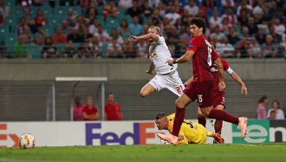 20.09.2018, Fussball UEFA Europa League 2018 2019, Gruppenphase, 1.Spieltag, RB Leipzig - FC Salzburg, in der Red Bull Arena Leipzig. Tor zum 1:2, (L-R) Torschütze Konrad Laimer (RB Leipzig) im Zweikampf mit Torwart Alexander Walke (RB Salzburg), Andre Ramalho (RB Salzburg) und Andreas Ulmer (RB Salzburg)
