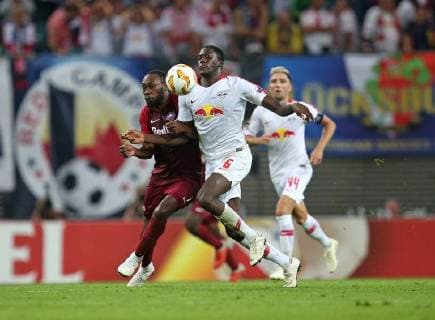 20.09.2018, Fussball UEFA Europa League 2018 2019, Gruppenphase, 1.Spieltag, RB Leipzig - FC Salzburg, in der Red Bull Arena Leipzig. (L-R) Reinhold Yabo (RB Salzburg) im Zweikampf mit Ibrahima Konate (RB Leipzig)