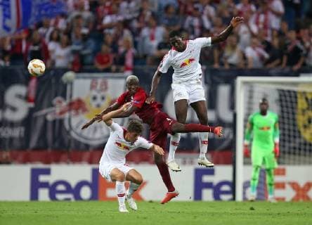 20.09.2018, Fussball UEFA Europa League 2018 2019, Gruppenphase, 1.Spieltag, RB Leipzig - FC Salzburg, in der Red Bull Arena Leipzig. (L-R) Diego Demme (RB Leipzig) im Zweikampf mit Amadou Haidara (RB Salzburg) und Ibrahima Konate (RB Leipzig)