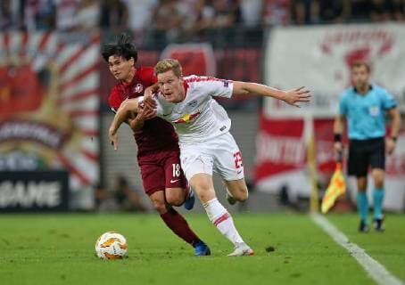 20.09.2018, Fussball UEFA Europa League 2018 2019, Gruppenphase, 1.Spieltag, RB Leipzig - FC Salzburg, in der Red Bull Arena Leipzig. (L-R) Takumi Minamino (RB Salzburg) im Zweikampf mit Marcel Halstenberg (RB Leipzig)