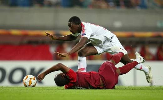 20.09.2018, Fussball UEFA Europa League 2018 2019, Gruppenphase, 1.Spieltag, RB Leipzig - FC Salzburg, in der Red Bull Arena Leipzig. (L-R) Reinhold Yabo (RB Salzburg) im Zweikampf mit Ibrahima Konate (RB Leipzig)