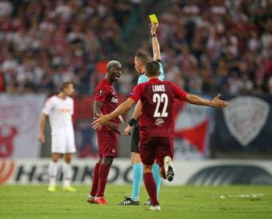 20.09.2018, Fussball UEFA Europa League 2018 2019, Gruppenphase, 1.Spieltag, RB Leipzig - FC Salzburg, in der Red Bull Arena Leipzig. (L-R) Amadou Haidara (RB Salzburg) sieht gelbe Karte von Schiedsrichter Andreas Ekberg (SWE), Stefan Lainer (RB Salzburg)