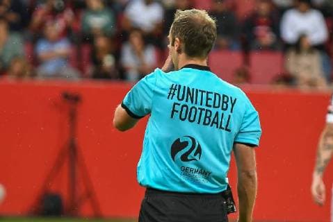 Sport Bilder des Tages Schiedsrichter Patrick Alt mit Trikot united by Football, FC Ingolstadt 04 - FC St Pauli, Fussball, 2 Bundesliga, 21.09.2018 DFL REGULATIONS PROHIBIT ANY USE OF PHOTOGRAPHS AS IMAGE SEQUENCES AND OR QUASI-VIDEO Ingolstadt Bayern Deutschland
