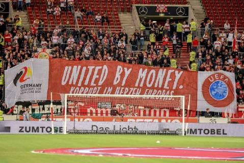 Transparent, Spruchband von den Fans im VfB-Fanblock mit dem Text: United by Money. Korrupt im Herzen Europas.. Deutschland, Stuttgart, 21.09.2018, Fussball, Bundesliga: VfB Stuttgart vs Fortuna Duesseldorf, Mercedes-Benz Arena DFL DFB REGULATIONS PROHIBIT ANY USE OF PHOTOGRAPHS AS IMAGE SEQUENCES AND OR QUASI-VIDEO.