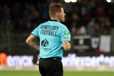 Patrick Ittrich (Schiedsrichter) unterstützt mit einem Spezialtrikot die deutsche UEFA EM Bewerbung 2024, Germany EURO Bid, unitedbyfootball, United by Football, Slogan, Symbolfoto, Symbolbild, Symbol, Einzelbild, Aktion, Action, Fussball, 2.Bundesliga, SV Sandhausen - 1. FC Köln, DFL REGULATIONS PROHIBIT ANY USE OF PHOTOGRAPHS AS IMAGE SEQUENCES AND OR QUASI-VIDEO.