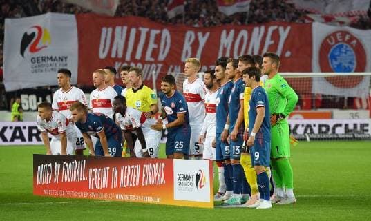 Sport Bilder des Tages 21.09.2018, xjhx, Fussball 1. Bundesliga, VfB Stuttgart - Fortuna Duesseldorf emspor, v.l. DFB WM Plakat 2024 Korrupt im Herzen von Europa UEFA United by Moneyb teamfoto (DFL DFB REGULATIONS PROHIBIT ANY USE OF PHOTOGRAPHS as IMAGE SEQUENCES and or QUASI-VIDEO) Stuttgart