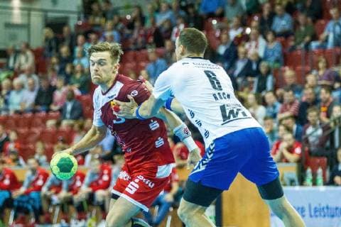 Sport Bilder des Tages v. li. im Zweikampf Jonas Ellwanger (Essen 3) und Kevin Roch (Aue 6) beim Spiel TUSEM Essen vs. EHV Aue, Handball, 2. Bundesliga, 21.09.2018 TUSEM Essen vs. EHV Aue, Handball, 2. Bundesliga, 21.09.2018 Muelheim an der Ruhr Copyright: xMarioxHommesx Eibner-Pressefotox EP_mhs