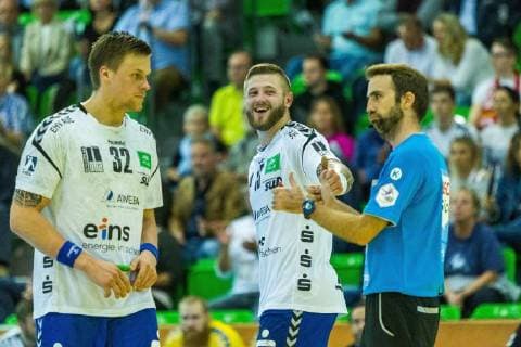 v.l. Kevin Lux (Aue 32) und Mindaugas Dumcius (Aue 13) diskutieren mit einem Schiedsrichter beim Spiel TUSEM Essen vs. EHV Aue, Handball, 2. Bundesliga, 21.09.2018 TUSEM Essen vs. EHV Aue, Handball, 2. Bundesliga, 21.09.2018 Muelheim an der Ruhr Copyright: xMarioxHommesx Eibner-Pressefotox EP_mhs