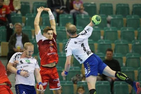 Kevin Roch (Aue 6) wirft auf das Tor Jonas Ellwanger (Essen 3) blockt, linkt wird Bengt Bornhorn (Aue 8) gehalten beim Spiel TUSEM Essen vs. EHV Aue, Handball, 2. Bundesliga, 21.09.2018 TUSEM Essen vs. EHV Aue, Handball, 2. Bundesliga, 21.09.2018 Muelheim an der Ruhr Copyright: xMarioxHommesx Eibner-Pressefotox EP_mhs