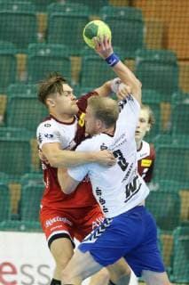Jonas Ellwanger (Essen 3) blockt Eric Meinhardt (Aue 3) beim Spiel TUSEM Essen vs. EHV Aue, Handball, 2. Bundesliga, 21.09.2018 TUSEM Essen vs. EHV Aue, Handball, 2. Bundesliga, 21.09.2018 Muelheim an der Ruhr Copyright: xMarioxHommesx Eibner-Pressefotox EP_mhs