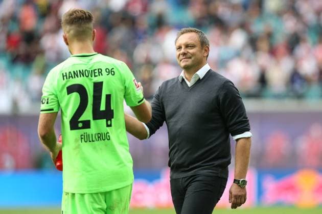 Trainer Andre Breitenreiter mit Niclas Füllkrug (Hannover 96) - 1. Fussball Bundesliga Saison 2018-2019 RasenBallsport Leipzig vs. Hannover 96 in der Red Bull Arena in Leipzig - Deutschland, Fußball, Mann, Maenner,15.09.2018 - Gemäß den Vorgaben der DFL Deutsche Fußball Liga ist es untersagt, in dem Stadion und oder vom Spiel angefertigte Fotoaufnahmen in Form von Sequenzbildern und oder videoaehnlichen Fotostrecken zu verwerten bzw. verwerten zu lassen. DFL regulations prohibit any use of photographs as image sequences and or quasi-video.