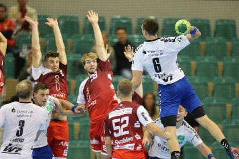 Kevin Roch (rechts, Aue 6) wirft auf das Tor, die Essener Dennis Szczesny (Essen 22) und Malte Seidel (Essen 28) versuchen den Wurf zu blocken beim Spiel TUSEM Essen vs. EHV Aue, Handball, 2. Bundesliga, 21.09.2018 TUSEM Essen vs. EHV Aue, Handball, 2. Bundesliga, 21.09.2018 Muelheim an der Ruhr Copyright: xMarioxHommesx Eibner-Pressefotox EP_mhs