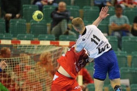 Benas Petreikis (Aue 11) wirft auf das Tor, Tim Zechel (Essen 96) versucht zu blocken beim Spiel TUSEM Essen vs. EHV Aue, Handball, 2. Bundesliga, 21.09.2018 TUSEM Essen vs. EHV Aue, Handball, 2. Bundesliga, 21.09.2018 Muelheim an der Ruhr Copyright: xMarioxHommesx Eibner-Pressefotox EP_mhs