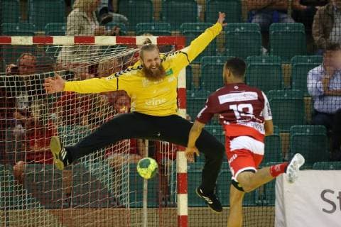 Sport Bilder des Tages v.l. Vilius Rasimas (Aue 89) versucht den Wurf von Lukas Ellwanger (Essen 13) zu halten beim Spiel TUSEM Essen vs. EHV Aue, Handball, 2. Bundesliga, 21.09.2018 TUSEM Essen vs. EHV Aue, Handball, 2. Bundesliga, 21.09.2018 Muelheim an der Ruhr Copyright: xMarioxHommesx Eibner-Pressefotox EP_mhs