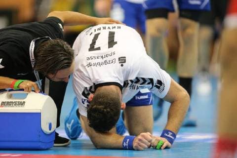 Brykner Ladislav (Aue 17) kniet verletzt auf dem Feld und wird behandelt beim Spiel TUSEM Essen vs. EHV Aue, Handball, 2. Bundesliga, 21.09.2018 TUSEM Essen vs. EHV Aue, Handball, 2. Bundesliga, 21.09.2018 Muelheim an der Ruhr Copyright: xMarioxHommesx Eibner-Pressefotox EP_mhs