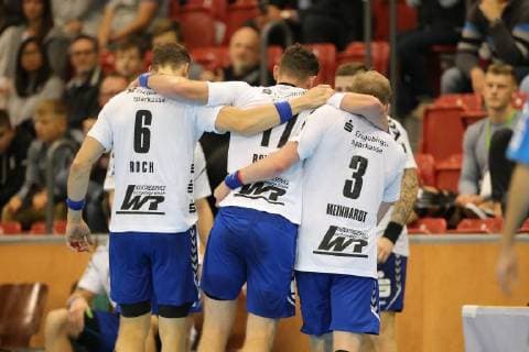 Kevin Roch (Aue 6) und Eric Meinhardt (Aue 3) fuehren den verletzten Brykner Ladislav (Aue 17) vom Feld beim Spiel TUSEM Essen vs. EHV Aue, Handball, 2. Bundesliga, 21.09.2018 TUSEM Essen vs. EHV Aue, Handball, 2. Bundesliga, 21.09.2018 Muelheim an der Ruhr Copyright: xMarioxHommesx Eibner-Pressefotox EP_mhs