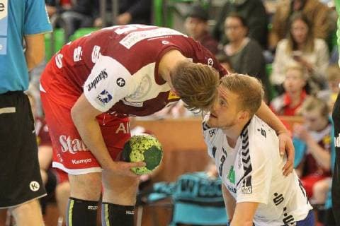 v.l. Dennis Szczesny (Essen 22) entschuldigt sich bei Eric Meinhardt (Aue 3) nach einem Foul beim Spiel TUSEM Essen vs. EHV Aue, Handball, 2. Bundesliga, 21.09.2018 TUSEM Essen vs. EHV Aue, Handball, 2. Bundesliga, 21.09.2018 Muelheim an der Ruhr Copyright: xMarioxHommesx Eibner-Pressefotox EP_mhs