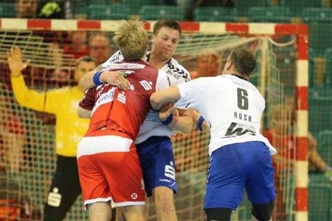 v.l. der Angriff von Justin Mueller (Essen 25) wird von Kevin Lux (Aue 32) undKevin Roch (Aue 6) geblockt beim Spiel TUSEM Essen vs. EHV Aue, Handball, 2. Bundesliga, 21.09.2018 TUSEM Essen vs. EHV Aue, Handball, 2. Bundesliga, 21.09.2018 Muelheim an der Ruhr Copyright: xMarioxHommesx Eibner-Pressefotox EP_mhs
