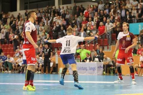 links und rechts schauen Dennis Szczesny (Essen 22) und Tim Zechel (Essen 96) entsetzt nachdem der in der Mitte jubelnde Benas Petreikis (Aue 11) den Ausgleichstreffer zum 32:32 erzielt hat beim Spiel TUSEM Essen vs. EHV Aue, Handball, 2. Bundesliga, 21.09.2018 TUSEM Essen vs. EHV Aue, Handball, 2. Bundesliga, 21.09.2018 Muelheim an der Ruhr Copyright: xMarioxHommesx Eibner-Pressefotox EP_mhs
