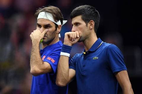 Sport Bilder des Tages CHICAGO, IL - SEPTEMBER 21: Team Europe Novak Djokovic of Serbia talks with Team Europe Roger Federer of Switzerland against Team World Jack Sock of the United States and Team World Kevin Anderson of South Africa during their Men s Doubles match on day one of the 2018 Laver Cup at the United Center on September 21, 2018 in Chicago, Illinois.(Photo by Robin Alam Icon Sportswire) TENNIS: SEP 21 Laver Cup Icon164180921114 EDITORIAL USE ONLY