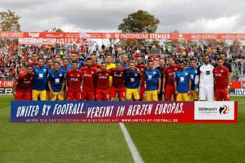 v.li.: Teamfoto beider Mannschaften vor dem Spiel, Fussball, 3. Liga, FC Würzburger Kickers - Eintracht Braunschweig, DFB REGULATIONS PROHIBIT ANY USE OF PHOTOGRAPHS AS IMAGE SEQUENCES AND OR QUASI-VIDEO.