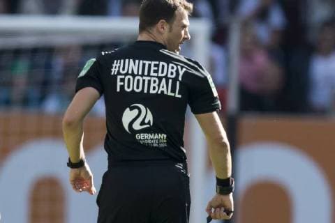 GER, 1.FBL, FC Augsburg vs. SV Werder Bremen 22.09.2018, WWK ARENA, Muenchen, GER, 1.FBL, FC Augsburg vs. SV Werder Bremen, DFL regulations prohibit any use of photographs as image sequences and or quasi-video, im Bild auf dem Schiedsrichter Trikot Schriftzug unitedbyfootball