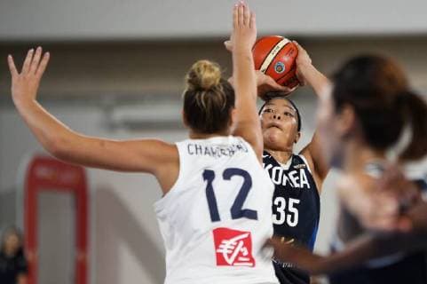 Basketball, Damen WM, Frankreich - Südkorea (180922) -- TENERIFE, Sept. 22, 2018 -- Kim Han Byul (C) of South Korea shoots the ball during a Group A match against France at the 2018 FIBA Women s Basketball World Cup at Quico Cabrera Arena in Santa Cruz de Tenerife, Spain, Sept. 22, 2018. South Korea lost 58-89. ) (SP)SPAIN-TENERIFE-FIBA WOMEN S BASKETBALL WORLD CUP-FRANCE VS SOUTH KOREA ZhengxHuansong 