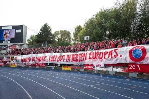 3. Liga 8. Spieltag Saison 2018 2019 FC Carl Zeiss Jena vs 1. FC Kaiserslautern am 22.9.2018 Banner der Kaiserslauternfans gegen Korruption im Fußball DFB regulations prohibit any use of photographs as image sequences and or quasi-video. Jena
