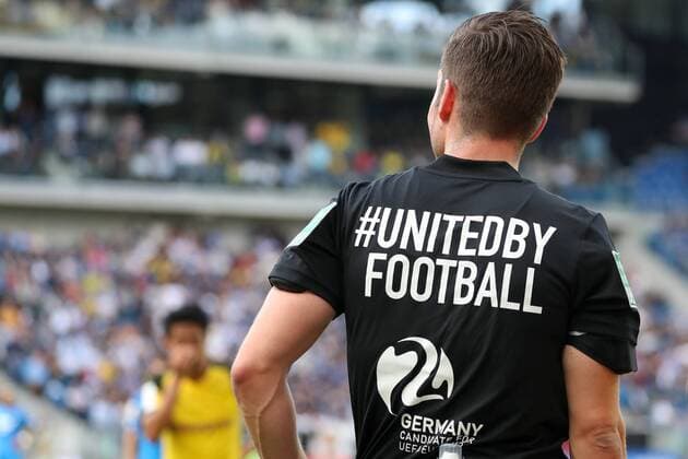 Sport Bilder des Tages Harm Osmers (Schiedsrichter) unterstützt mit einem Spezialtrikot die deutsche UEFA EM Bewerbung 2024, Germany EURO Bid, unitedbyfootball, United by Football, Germany Candidate for UEFA EURO EM Europameisterschaft Fussball 2024, Slogan, Symbolfoto, Symbolbild, Symbol, Einzelbild, Aktion, Action, Fussball, Bundesliga, TSG 1899 Hoffenheim - Borussia Dortmund, DFL REGULATIONS PROHIBIT ANY USE OF PHOTOGRAPHS AS IMAGE SEQUENCES AND OR QUASI-VIDEO.
