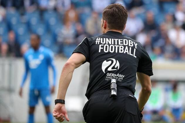 Harm Osmers (Schiedsrichter) unterstützt mit einem Spezialtrikot die deutsche UEFA EM Bewerbung 2024, Germany EURO Bid, unitedbyfootball, United by Football, Germany Candidate for UEFA EURO EM Europameisterschaft Fussball 2024, Slogan, Symbolfoto, Symbolbild, Symbol, Einzelbild, Aktion, Action, Fussball, Bundesliga, TSG 1899 Hoffenheim - Borussia Dortmund, DFL REGULATIONS PROHIBIT ANY USE OF PHOTOGRAPHS AS IMAGE SEQUENCES AND OR QUASI-VIDEO.