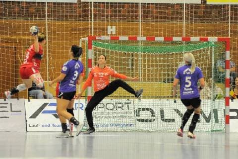 Manuela Bruetsch HSG Bad Wildungen Vipers 12) im Tor gegen Anna Loerper (SG BBM Bietigheim 10) Handball, HBF, Bundesliga, Ligaspiel, 22.09.2018, Foto:TBaur Eibner SG BBM Bietigheim vs. HSG Bad Wildungen Vipers Bietigheim Copyright: xEibner-Pressefoto Tobi_Baurx EP_TBR