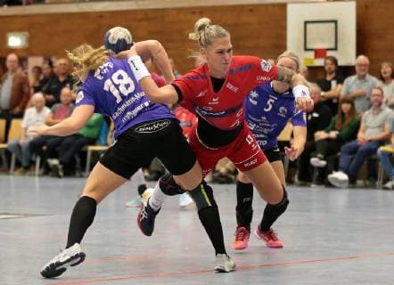 Sport Themen der Woche KW38 Sport Bilder des Tages 22.09.2018, Deutschland, Bietigheim, Handball Bundesliga Frauen 3. Spieltag Saison 2018 2019 SG BBM Bietigheim vs. HSG Bad Wildungen Vipers: v.l. Romy Bachmann-Morf (HSG), Luisa Schulze (BBM), Annika Busch (HSG)