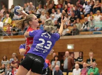 22.09.2018, Deutschland, Bietigheim, Handball Bundesliga Frauen 3. Spieltag Saison 2018 2019 SG BBM Bietigheim vs. HSG Bad Wildungen Vipers: v.l. Laura van der Heijden (BBM), Laura Vaslilescu (HSG)