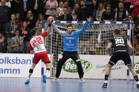 Vyron Papadopoulos (ASV Hamm-Westfalen 22) fuehrt einen Siebenmeter aus gegen Hendrik Halfmann (HC ELbflorenz Dresden 1), ASV Hamm-Westfalen vs HC Elbflorenz Dresden, Handball, 2. Bundesliga, 22.09.2018, ASV Hamm-Westfalen vs HC Elbflorenz Dresden, Handball, 2. Bundesliga, 22.09.2018 Hamm Copyright: xEibner Jan_Strohdiekx EP_JSK