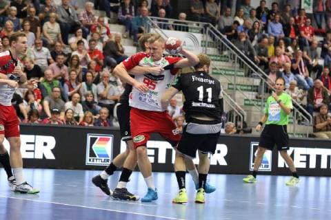 Jan von Boenigk (ASV Hamm-Westfalen 95) gegen Nils Kretschmer (HC ELbflorenz Dresden 20)(hinten) und Arseniy Buschmann (HC ELbflorenz Dresden 11)(vorne), ASV Hamm-Westfalen vs HC Elbflorenz Dresden, Handball, 2. Bundesliga, 22.09.2018, ASV Hamm-Westfalen vs HC Elbflorenz Dresden, Handball, 2. Bundesliga, 22.09.2018 Hamm Copyright: xEibner Jan_Strohdiekx EP_JSK