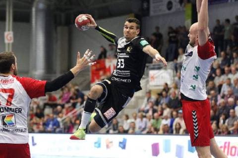 Roman Becvar (HC ELbflorenz Dresden 33) gegen Soeren Suedmeier (ASV Hamm-Westfalen 17)(links) und Jakob Schwabe (ASV Hamm-Westfalen 11)(rechts), ASV Hamm-Westfalen vs HC Elbflorenz Dresden, Handball, 2. Bundesliga, 22.09.2018, ASV Hamm-Westfalen vs HC Elbflorenz Dresden, Handball, 2. Bundesliga, 22.09.2018 Hamm Copyright: xEibner Jan_Strohdiekx EP_JSK