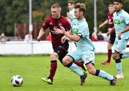22.09.2018 - Fussball - Saison 2018 2019 - Bundesliga Süd Südwest - 7. Spieltag: 1. FC Nürnberg Nuernberg FCN U17 U 17 B-Junioren ( Club ) - 1. FSV Mainz 05 U17 - - Jonas Goß Goss (6, 1.FC Nürnberg FCN ) Milan Spilger (5, 1. FSV Mainz 05 , rechts ) *** 22 09 2018 Football Season 2018 2019 Bundesliga South Southwest 7 Gameday 1 FC Nuremberg Nuernberg FCN U17 B Junior Club 1 FSV Mainz 05 U17 Jonas Goß Goss 6 1 FC Nuremberg FCN Milan Spilger 5 1 FSV Mainz 05 right
