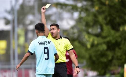 22.09.2018 - Fussball - Saison 2018 2019 - Bundesliga Süd Südwest - 7. Spieltag: 1. FC Nürnberg Nuernberg FCN U17 U 17 B-Junioren ( Club ) - 1. FSV Mainz 05 U17 - - Johnny Schiefer (Schiedsrichter) zeigt Marlon Roos Trujillo (9, 1. FSV Mainz 05 ) dir gelbe Karte Gelb *** 22 09 2018 Football Season 2018 2019 Bundesliga South Southwest 7 Gameday 1 FC Nuremberg Nuernberg FCN U17 B Junior Club 1 FSV Mainz 05 U17 Johnny Schiefer Referee shows Marlon Roos Trujillo 9 1 FSV Mainz 05 the yellow card Yellow