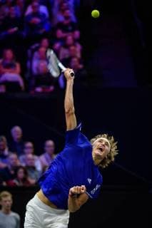 CHICAGO, IL - SEPTEMBER 22: Team Europe s Alexander Zverev of Germany serves to Team World s John Isner of the United States of America during a singles match on day two of the 2018 Laver Cup on September 22, 2018, at the United Center in Chicago, Illinois. Zverev beats Isner 3-6 7-6(8) 10-7 . (Photo by Daniel Bartel Icon Sportswire) TENNIS: SEP 22 Laver Cup Icon180922004 EDITORIAL USE ONLY