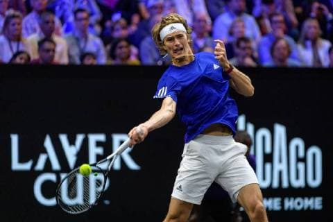 Sport Bilder des Tages CHICAGO, IL - SEPTEMBER 22: Team Europe s Alexander Zverev of Germany returns a ball to Team World s John Isner of the United States of America during a singles match on day two of the 2018 Laver Cup on September 22, 2018, at the United Center in Chicago, Illinois. Zverev beats Isner 3-6 7-6(8) 10-7 . (Photo by Daniel Bartel Icon Sportswire) TENNIS: SEP 22 Laver Cup Icon180922014 EDITORIAL USE ONLY