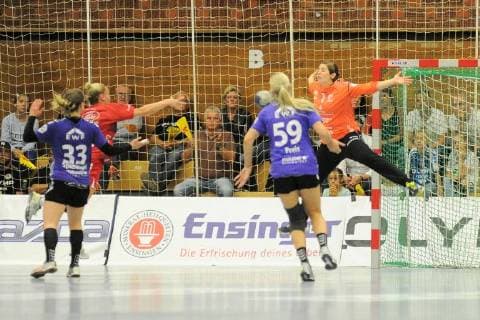 Anne Bocka (HSG Bad Wildungen Vipers 1) im Tor gegen Antje Lauenroth (SG BBM Bietigheim 5) Handball, HBF, Bundesliga, Ligaspiel, 22.09.2018, Foto:TBaur Eibner SG BBM Bietigheim vs. HSG Bad Wildungen Vipers Bietigheim Copyright: xEibner-Pressefoto Tobi_Baurx EP_TBR