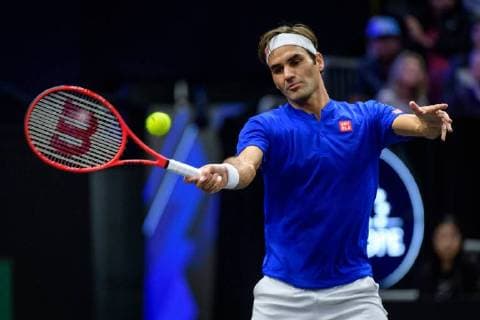 CHICAGO, IL - SEPTEMBER 22: Team Europe s Roger Federer of Switzerland returns a ball to Team World s Nick Kyrgios of Australia during a singles match on day two of the 2018 Laver Cup on September 22, 2018, at the United Center in Chicago, Illinois. Federer beats Kyrgios 6-3 6-2. (Photo by Daniel Bartel Icon Sportswire) TENNIS: SEP 22 Laver Cup Icon180922026 EDITORIAL USE ONLY
