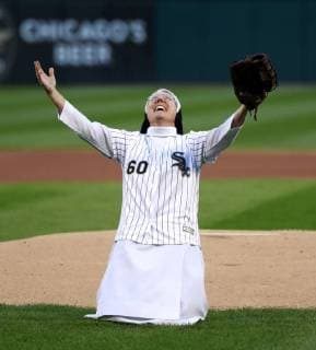 Sport Themen der Woche KW38 Sport Bilder des Tages September 22, 2018 - Chicago, IL, USA - Sister Mary Joe drops to her knees after her ceremonial first pitch, before the start of the game between the Chicago Cubs and the Chicago White Sox at Guaranteed Rate Field in Chicago on Saturday, Sept. 22, 2018. Chicago Cubs at Chicago White Sox - ZUMAm67_ 20180922_zaf_m67_054 Copyright: xNuccioxDinuzzox