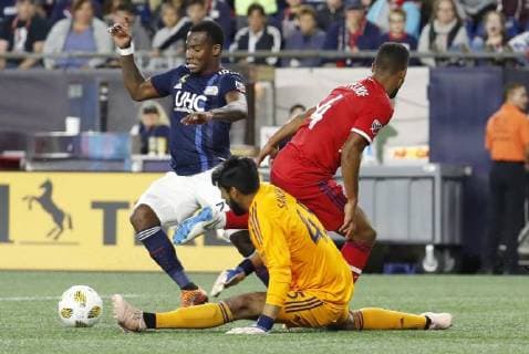 FOXBOROUGH, MA - SEPTEMBER 22: New England Revolution forward Cristian Penilla (70) beats Chicago Fire defender Johan Kappelhof (4) and Chicago Fire goalkeeper Richard Sanchez (33) to even the match during a match between the New England Revolution and the Chicago Fire on September 22, 2018, at Gillette Stadium in Foxborough, Massachusetts. The teams played to a 2-2 draw. (Photo by Fred Kfoury III Icon Sportswire) SOCCER: SEP 22 MLS Fussball Herren USA - Chicago Fire at New England Revolution Icon482180922028 EDITORIAL USE ONLY
