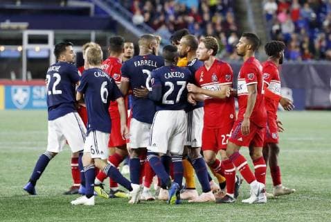FOXBOROUGH, MA - SEPTEMBER 22: Chaos breaks out during a match between the New England Revolution and the Chicago Fire on September 22, 2018, at Gillette Stadium in Foxborough, Massachusetts. The teams played to a 2-2 draw. (Photo by Fred Kfoury III Icon Sportswire) SOCCER: SEP 22 MLS Fussball Herren USA - Chicago Fire at New England Revolution Icon482180922036 EDITORIAL USE ONLY