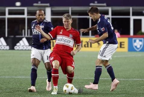 FOXBOROUGH, MA - SEPTEMBER 22: Chicago Fire midfielder Bastian Schweinsteiger (31) steps in between New England Revolution midfielder Teal Bunbury (10) and New England Revolution midfielder Kelyn Rowe (11) during a match between the New England Revolution and the Chicago Fire on September 22, 2018, at Gillette Stadium in Foxborough, Massachusetts. The teams played to a 2-2 draw. (Photo by Fred Kfoury III Icon Sportswire) SOCCER: SEP 22 MLS Fussball Herren USA - Chicago Fire at New England Revolution Icon482180922003 EDITORIAL USE ONLY