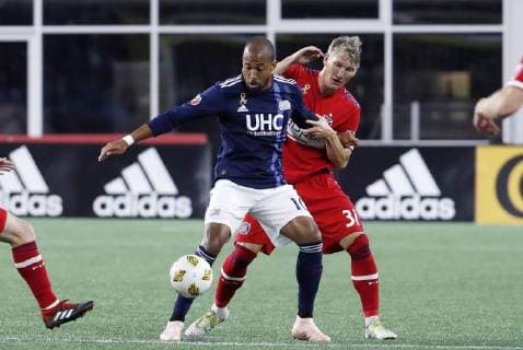 FOXBOROUGH, MA - SEPTEMBER 22: New England Revolution midfielder Teal Bunbury (10) holds off Chicago Fire midfielder Bastian Schweinsteiger (31) during a match between the New England Revolution and the Chicago Fire on September 22, 2018, at Gillette Stadium in Foxborough, Massachusetts. The teams played to a 2-2 draw. (Photo by Fred Kfoury III Icon Sportswire) SOCCER: SEP 22 MLS Fussball Herren USA - Chicago Fire at New England Revolution Icon482180922005 EDITORIAL USE ONLY